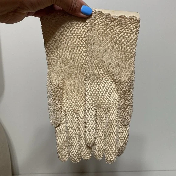 Vintage Crochet 1930’s-1940’s Gloves in Ivory - Picture 9 of 11